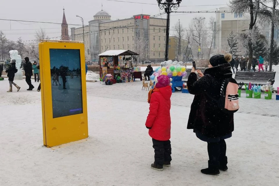 Иркутяне поздравляют жителей других городов с Новым годом через интерактивный экран. Фото: администрация Иркутска.