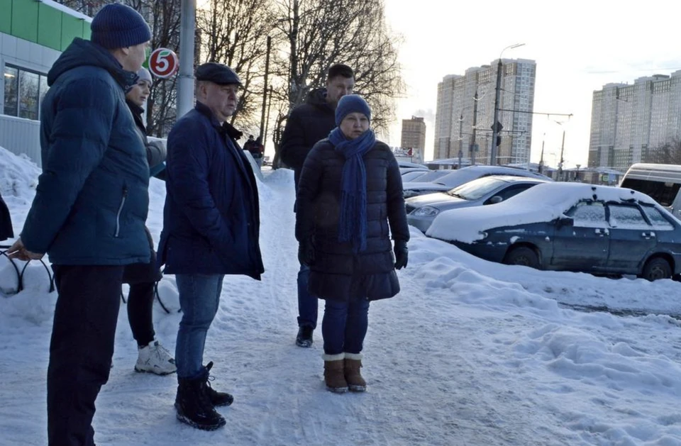 Территория у магазина «Пятерочка» не очищена и не обработана пескосоляной смесью. Фото: пресс-служба администрации Рязани.