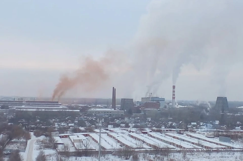 Жительница микрорайона Семчино в Рязани 9 января пожаловалась на оранжеватые выбросы со стороны Северо-западного промузла.