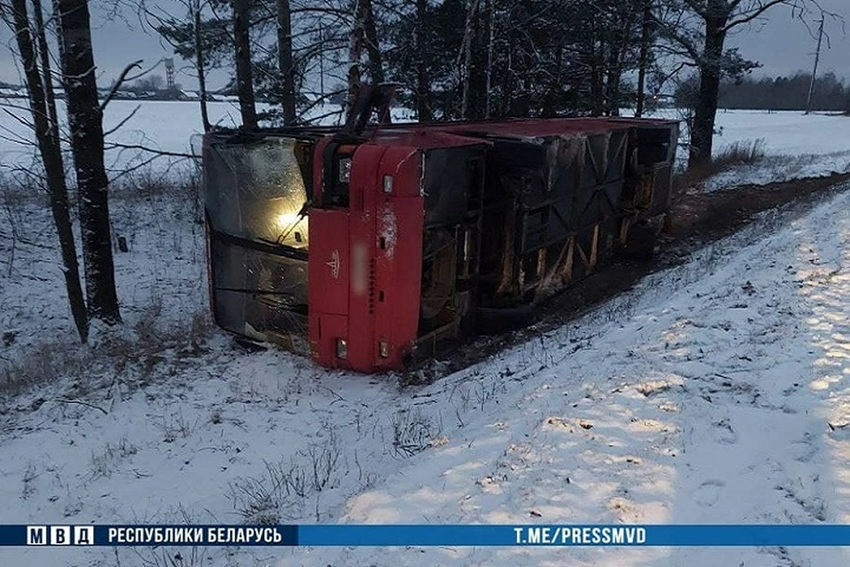 Школьный автобус после наезда оказался в кювете. Фото: МВД