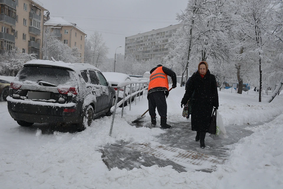Все новогодние праздники коммунальщики работали в усиленном режиме, но все равно не справились со снегом
