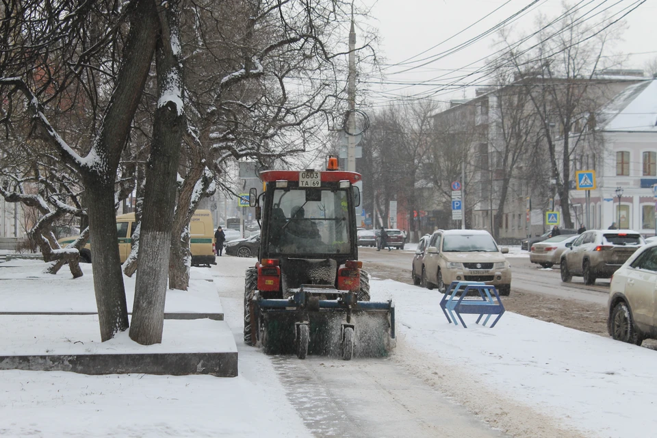 Уборка снега в Твери ведется круглосуточно Фото: администрация Твери