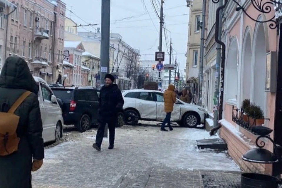 В Ярославле иномарка врезалась в здание ТЦ. ФОТО: группа "Жесть Ярославль" ВКонтакте