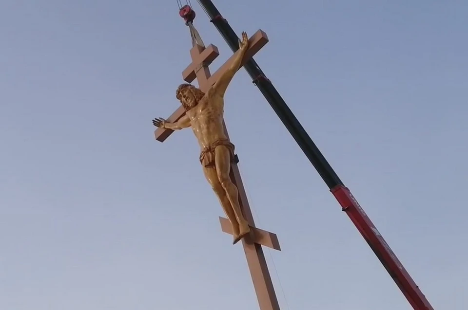 В Хакасии нарастает скандал вокруг установленного возле трассы 6-метрового креста. Фото: 19rus.info