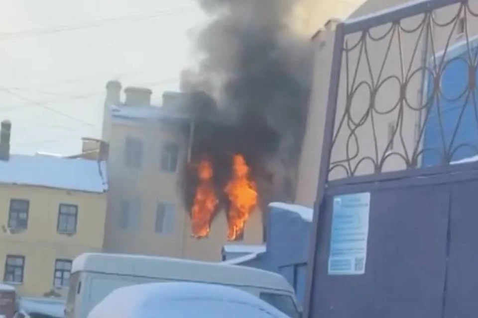Пожар объял жилой дом на набережной Фонтанки в Петербурге