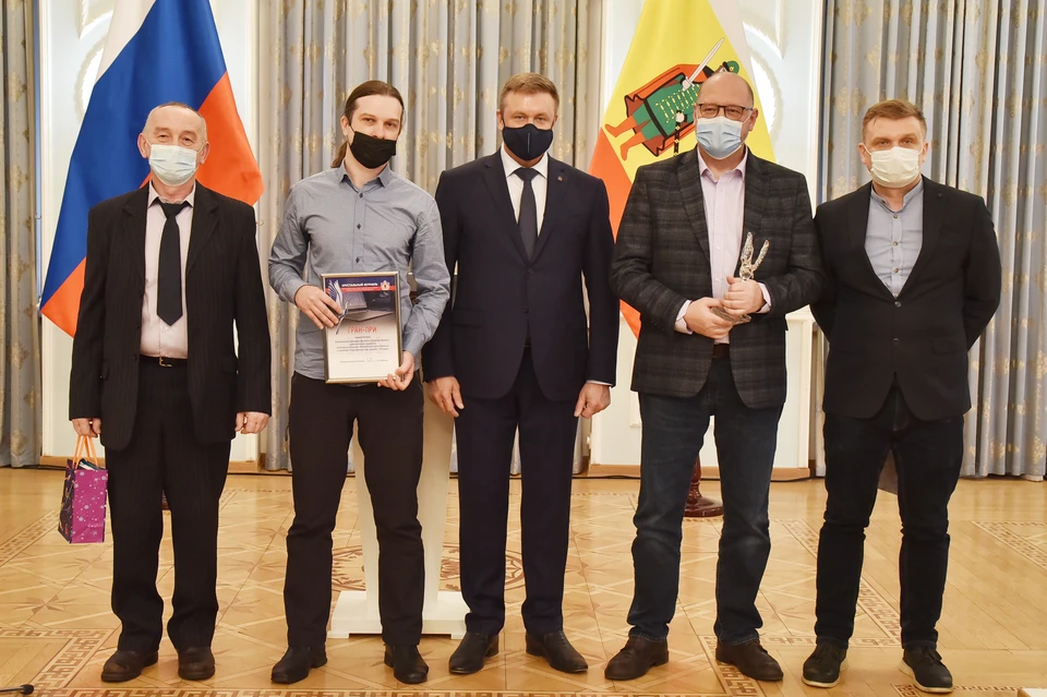 Обладатели гран-при и губернатор Рязанской области Николай Любимов. Фото: Александр КОРОЛЕВ.