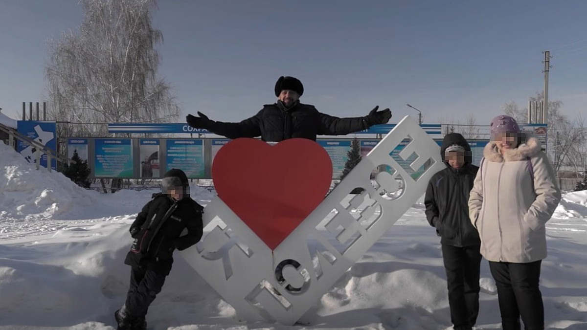 Муж наказывает жену ремнем по пизде, доставляя приятную боль, после чего трахает и кончает на лицо