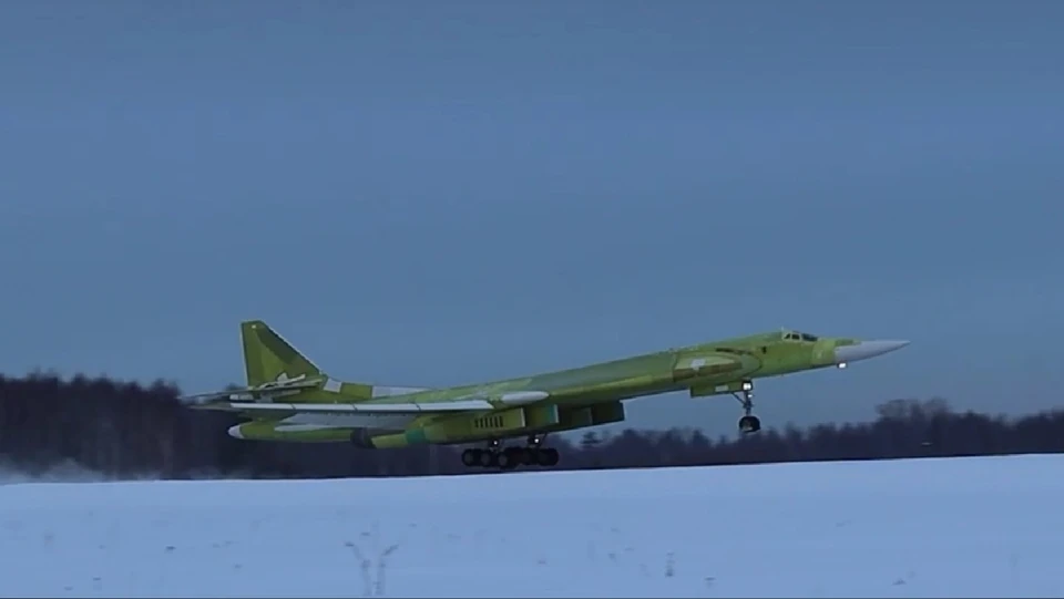 Построенный в России с нуля стратегический ракетоносец Ту-160М совершил первый полет. Фото: кадр видео