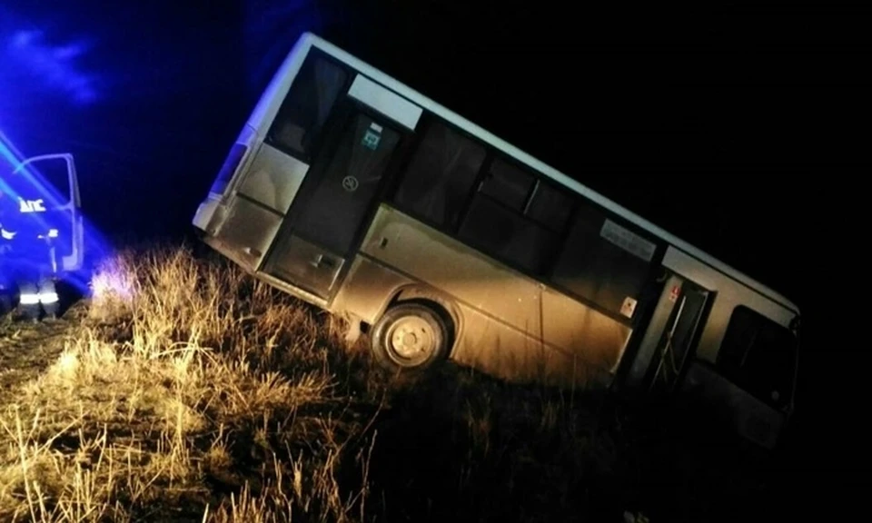 Водитель автобуса не справился с управлением и слетел в кювет. Фото: МЧС по РК