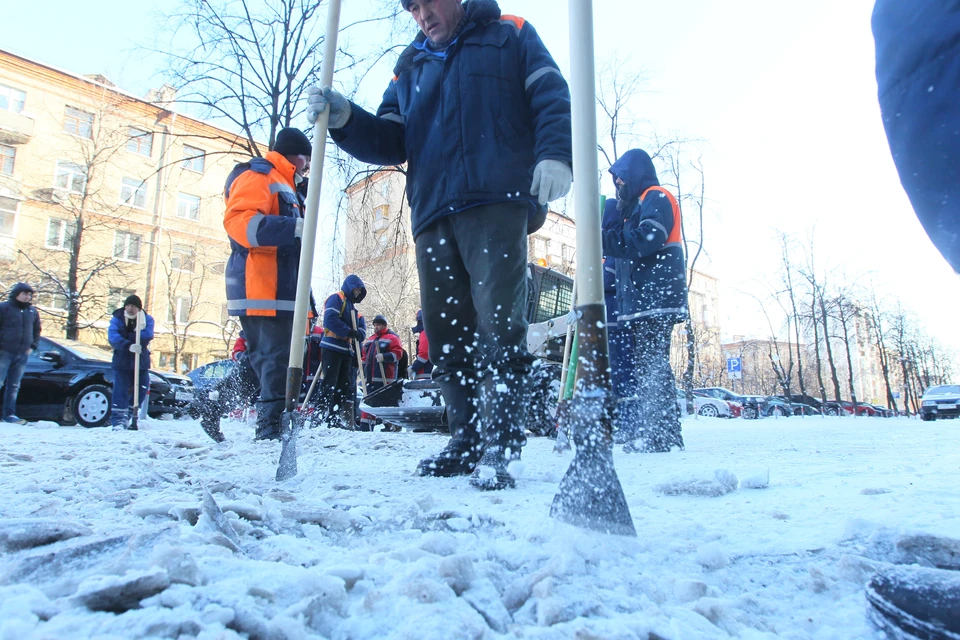 Во время ветра следует держаться подальше от рекламных щитов и деревьев