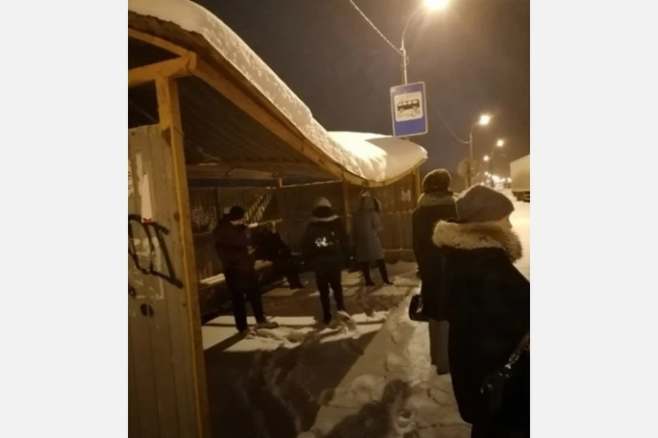Суровые жители деревни Турлатово продолжают стоять на остановке под прогнувшейся от снега крышей. Фото: vk.com/club203555939