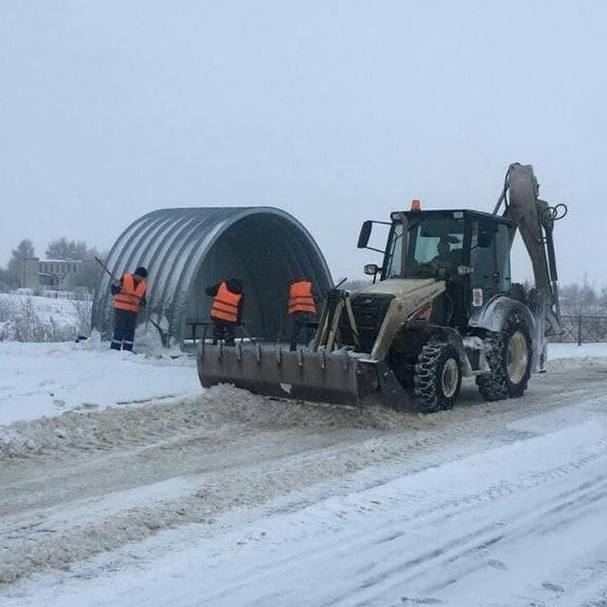 Ночью улицы Саратова убирала от снега 351 машина - KP.RU