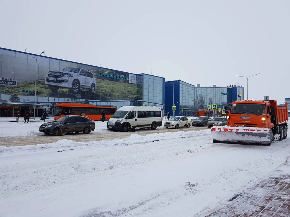 Волгоградский аэропорт справился со снегом, но работу парализовал ледяной дождь.