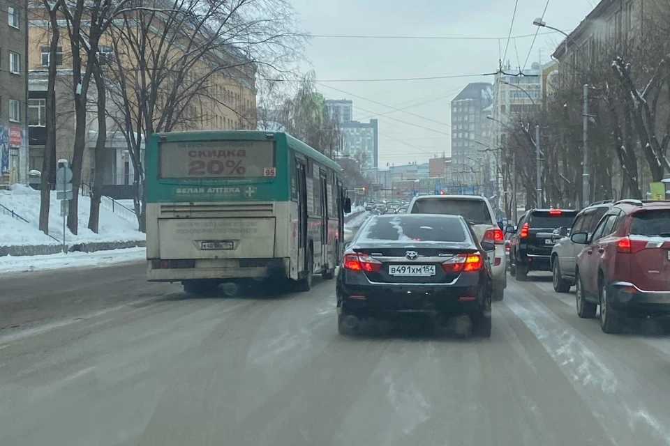 Водитель пропустил две остановки из-за пробок.
