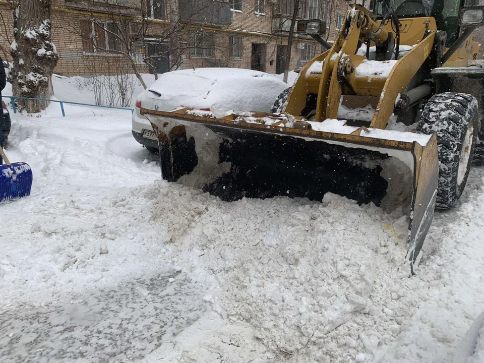 Сотни тракторов убирают снег во дворах Самары. Фото: горадминистрация