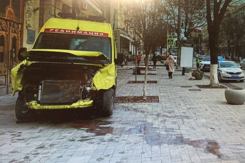 В Ростове скорая врезалась в иномарку. Фото: ГИБДД по РО