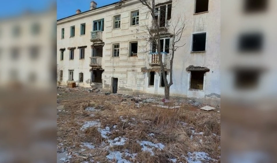Жители Партизанска утверждают, что в аварийном доме еще живут люди. Фото: instagram.com/grazhdanin_primorye