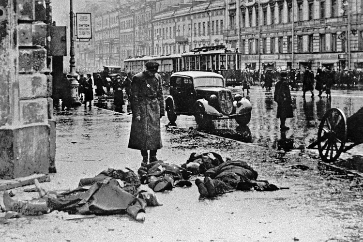Блокада Ленинграда: хоронить умерших не было сил, их тела просто выносили к подъезду