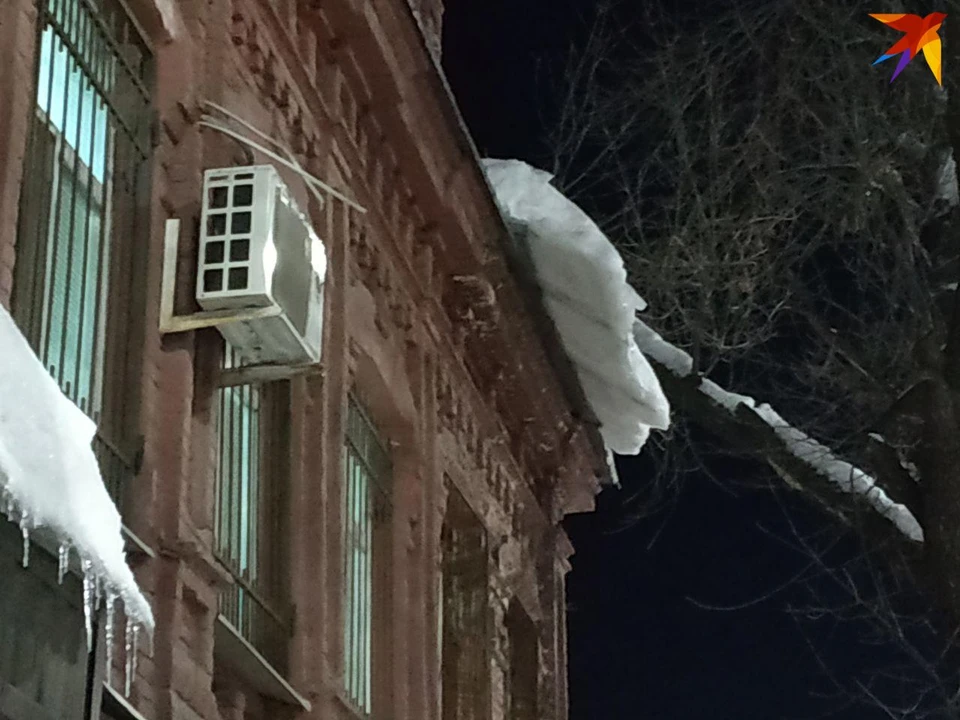 Очередная жертва неочищенной крыши в Саратове попала под снежную лавину с высоты