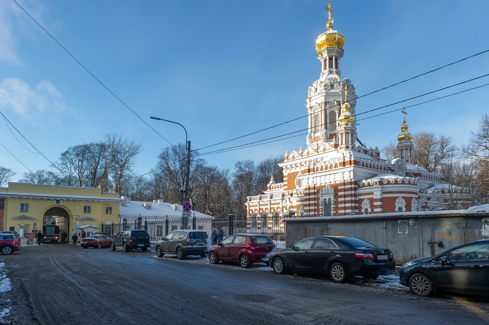 В Петербурге ограбили подростка на Смоленском кладбище