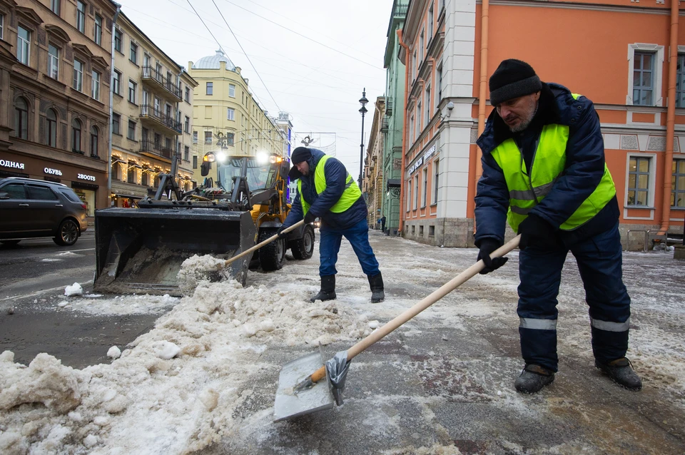 В Петербурге заявили о нехватке рабочей силы для уборки снега