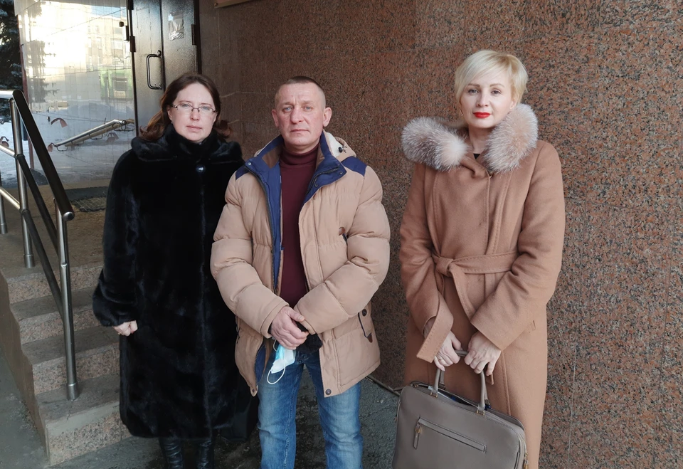 Ветерану на суде помогали адвокат Елена Хардина (слева) и омбудсмен Юлия Сударенко. Фото: уполномоченный по правам человека / Vk.com