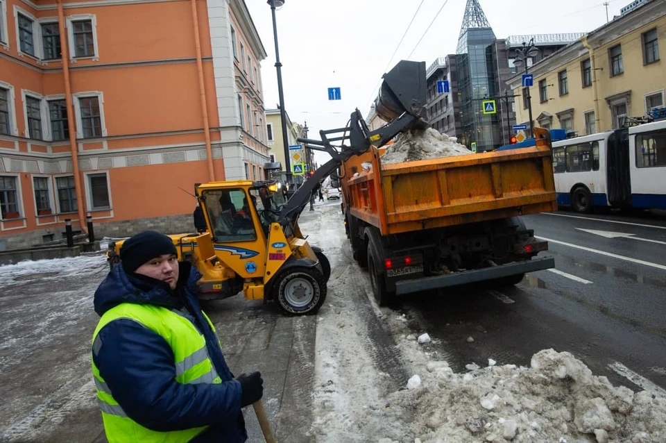 Власти: уборка снега в Петербурге идет круглосуточно.
