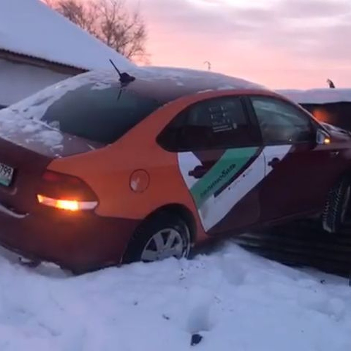 В ГИБДД рассказали, как машина каршеринга врезалась в забор в Верхней  Салде, взлетев по горе щебенки - KP.RU