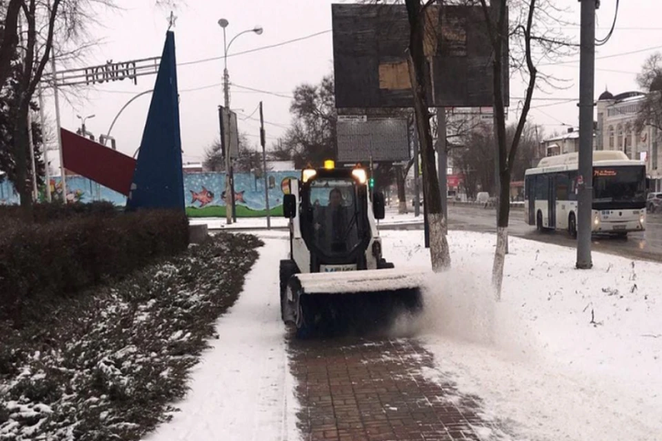 Сейчас обрабатывают аллеи и пешеходные дорожки. Фото: сайт администрации Ростова.
