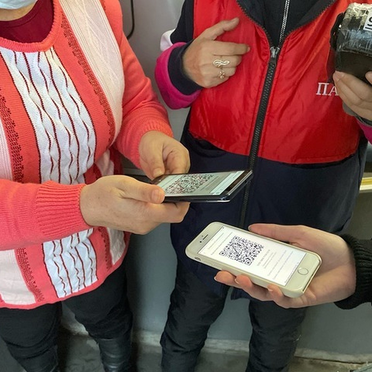 После введения QR-кодов в общественном транспорте Татарстана ситуация с  ковидом улучшилась, но ненадолго - KP.RU