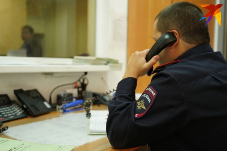 Ребенок шел по дороге и упал.