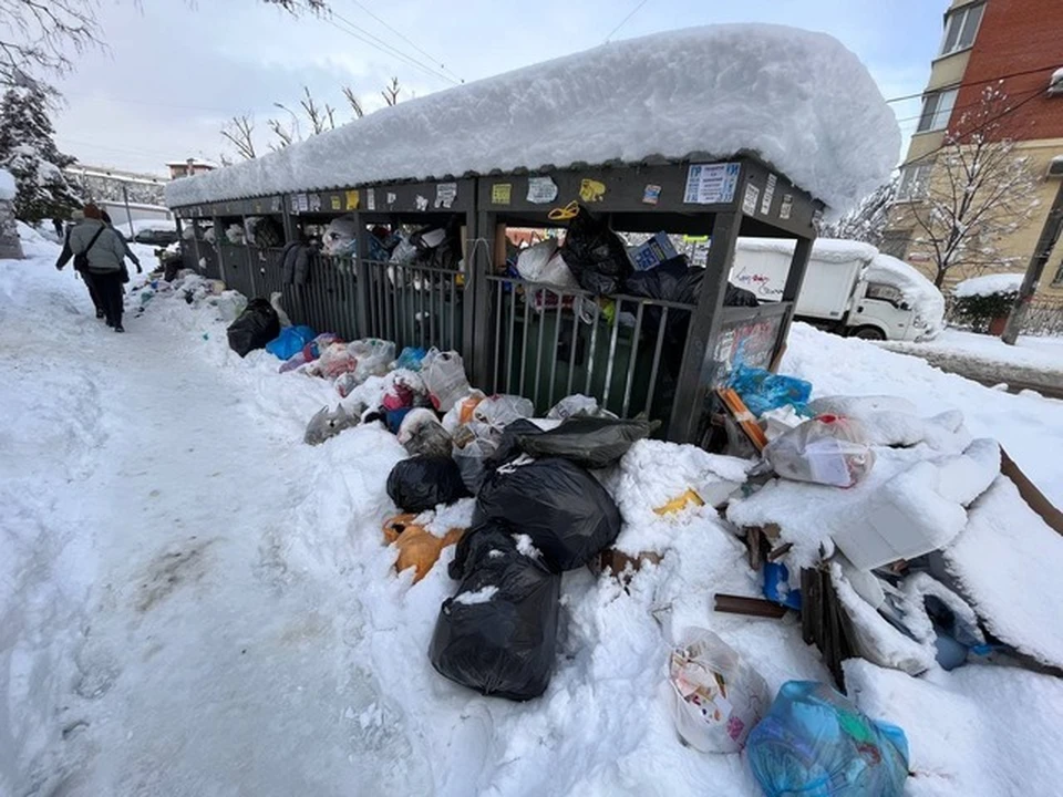 Контейнерные площадки завалены мусором, которые не вывозили два дня