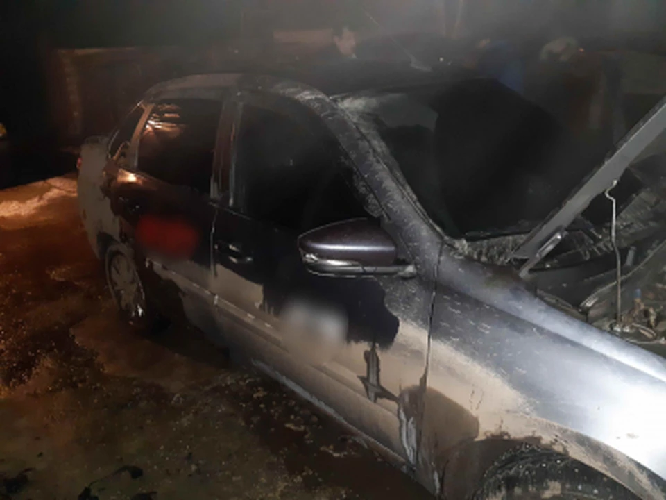 Машина обгорела частично