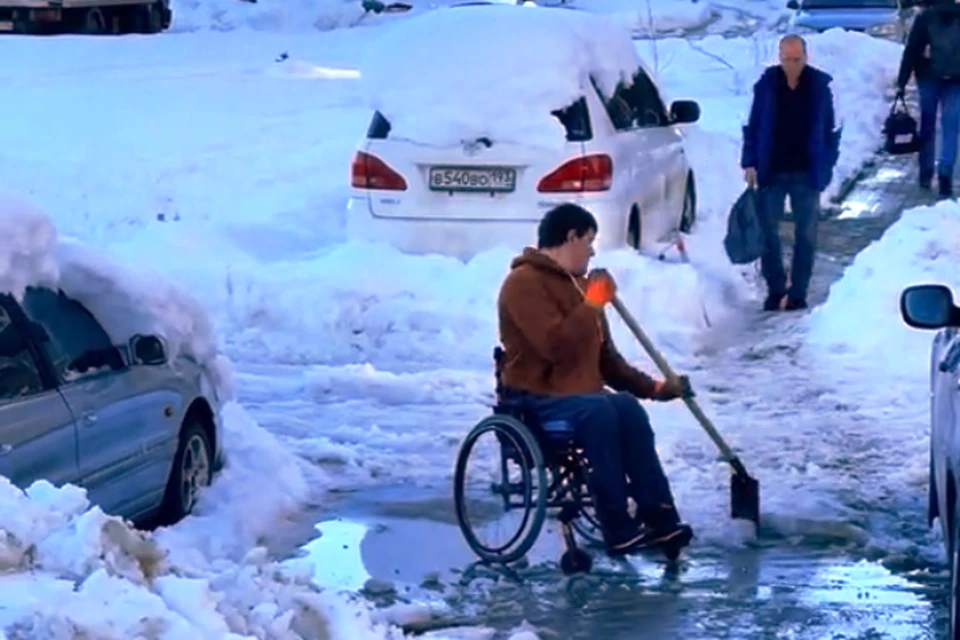 Мужчина на коляске сам расчищал снег лопатой. Фото: tiktok.com/@likastark