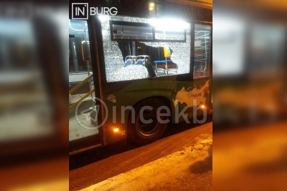 Очевидцы утверждают, что по автобусу стреляли