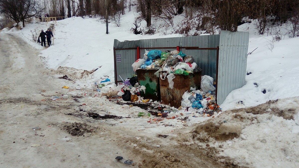 Почему в снежные зимы в Воронеже вокруг контейнеров образуются свалки мусора  - KP.RU