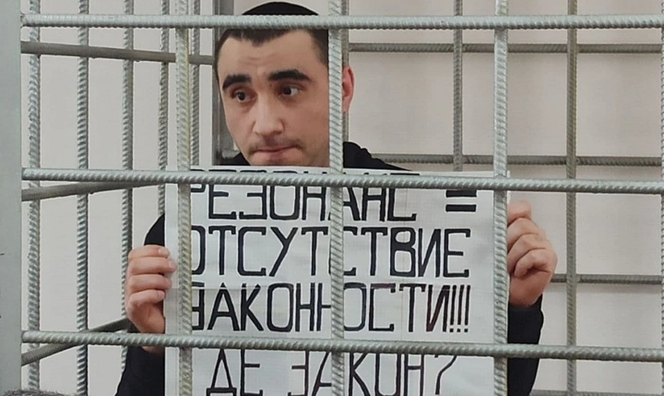 "Где закон?" - гласит очередная надпись на плакате Арсена Мелконяна. Фото: пресс-служба суда.