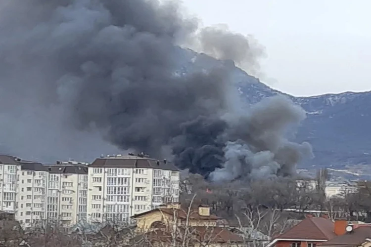 Пожар охватил крупный завод по производству мороженого в Пятигорске