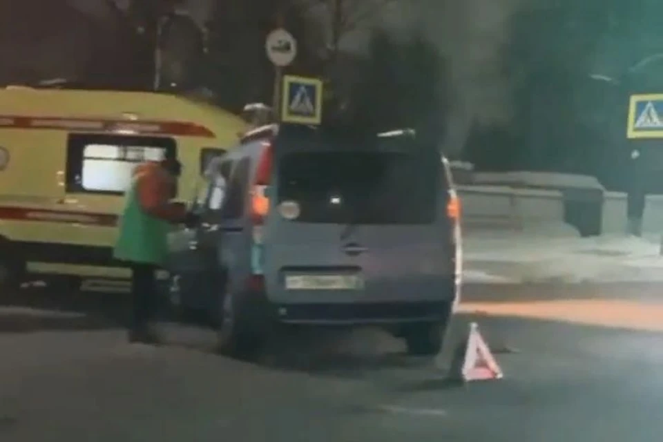 В Ярославле столкнулись "Рено" и "скорая". Скриншот с видео, группа "Ярославль LIVE"