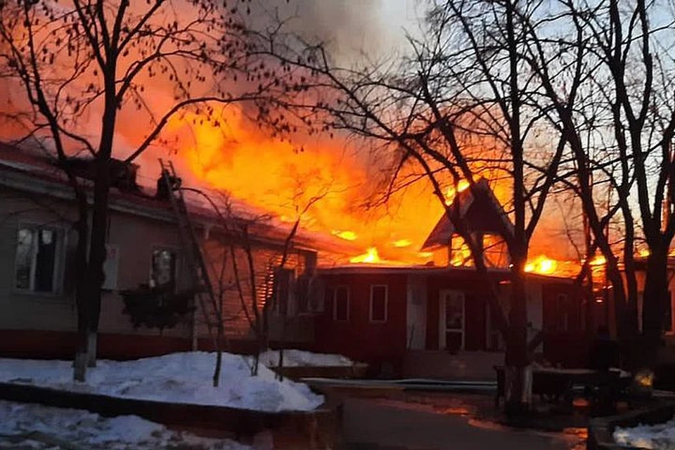 К моменту приезда пожарных огонь охватил крышу постройки. Фото: ГУ МЧС России по ПК.