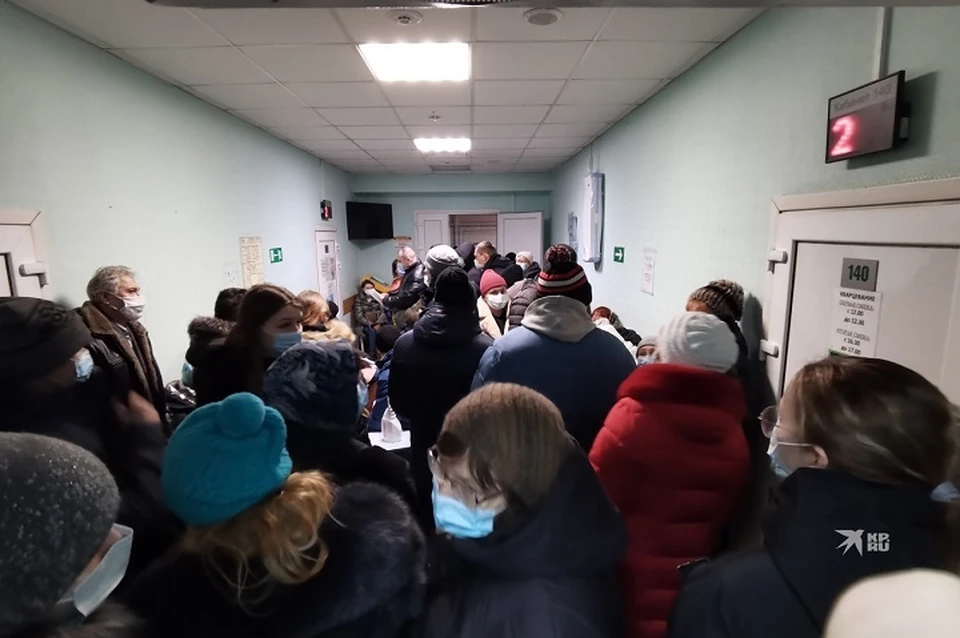 Людям приходится ждать очереди на прием целыми днями.