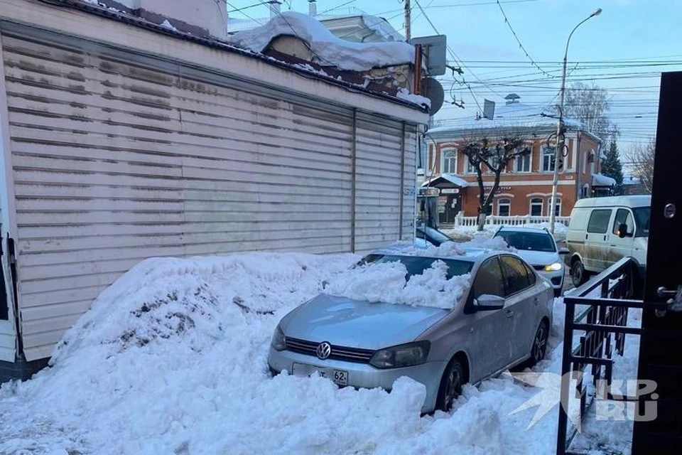 В результате падения снега на автомобиль в центре Рязани пострадал 37-летний мужчина.