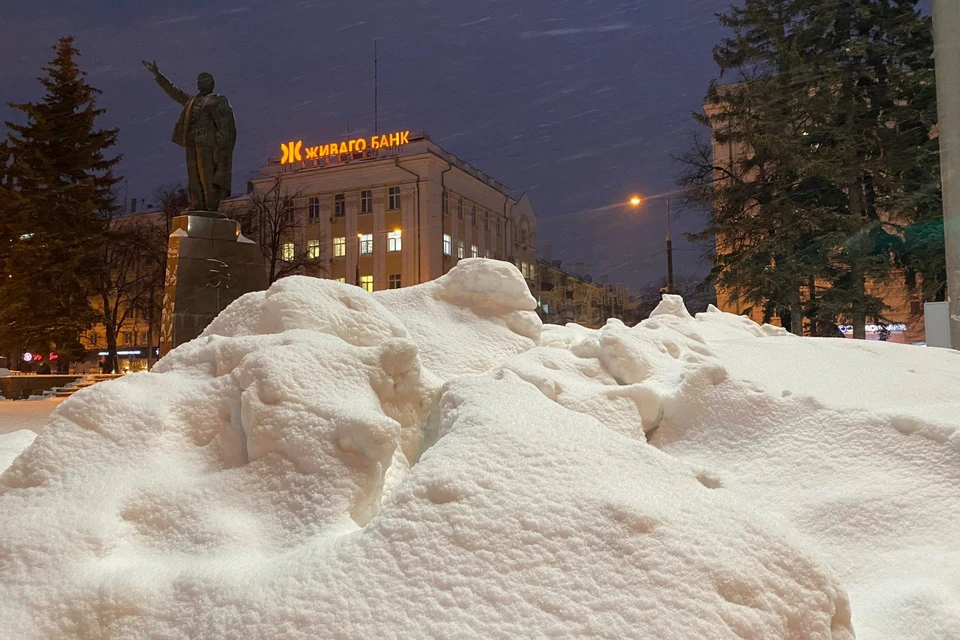 С уборкой снега не получается справиться даже в центре Рязани.