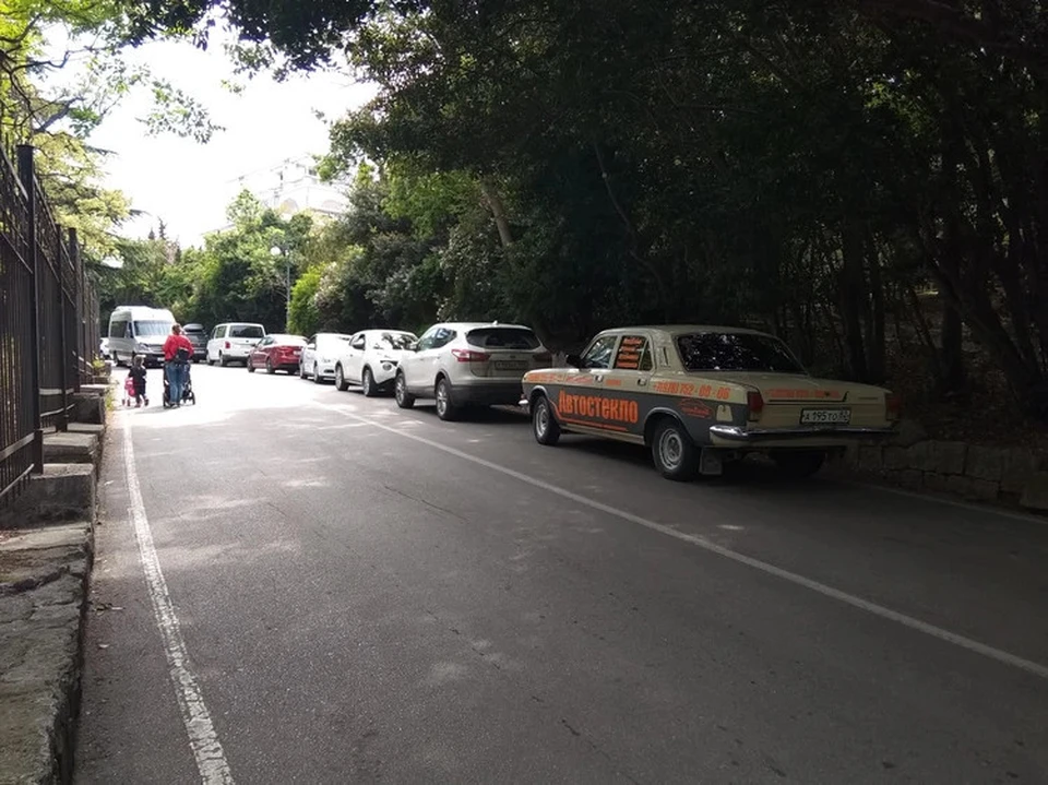 В отсутствие парковок туристы паркуются вдоль дорог