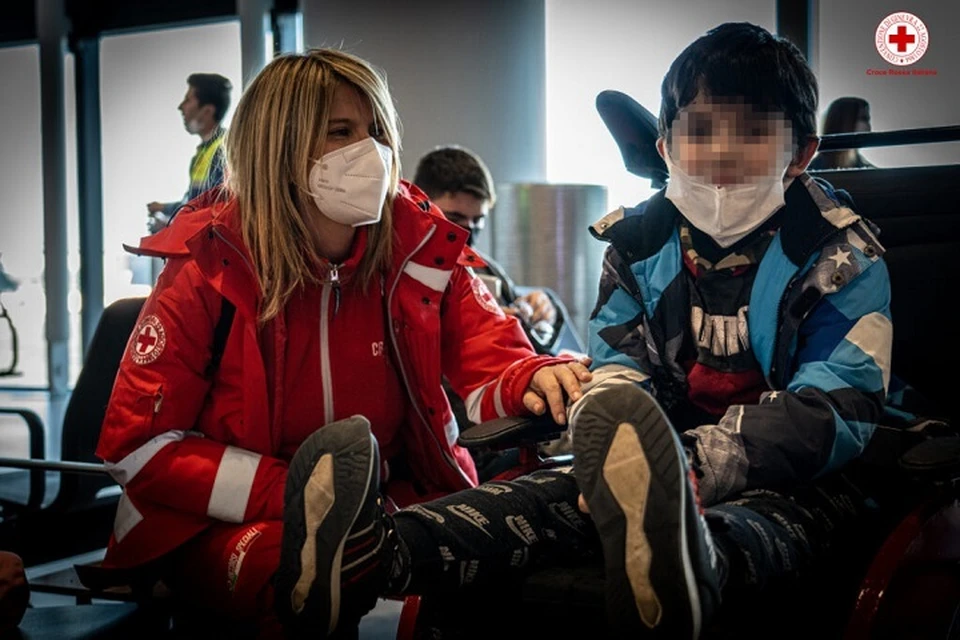 За иракской семьей в Минск прилетели волонтеры итальянского Красного Креста. Фото: cri.it