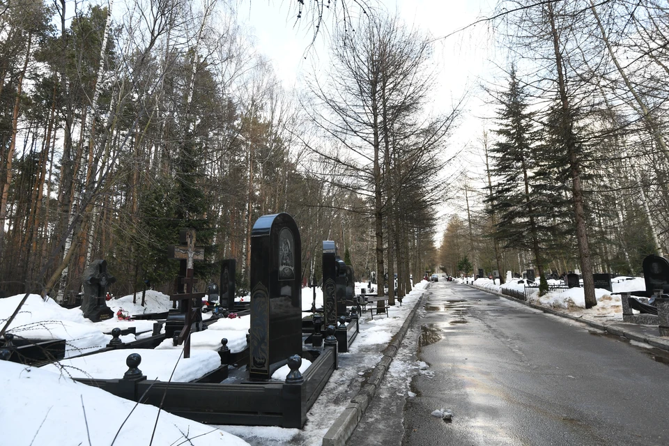 Сотрудники кладбища отмыли надгробия от краски