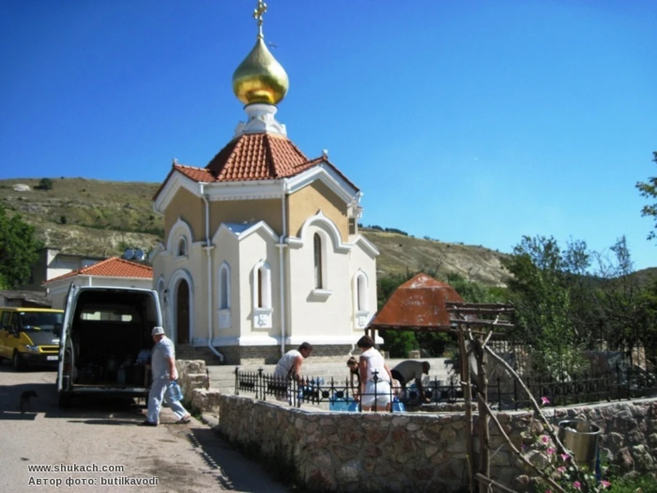 Один из самых популярных у севастопольцев родников находится в селе Верхнесадовое у часовни Николая Чудотворца