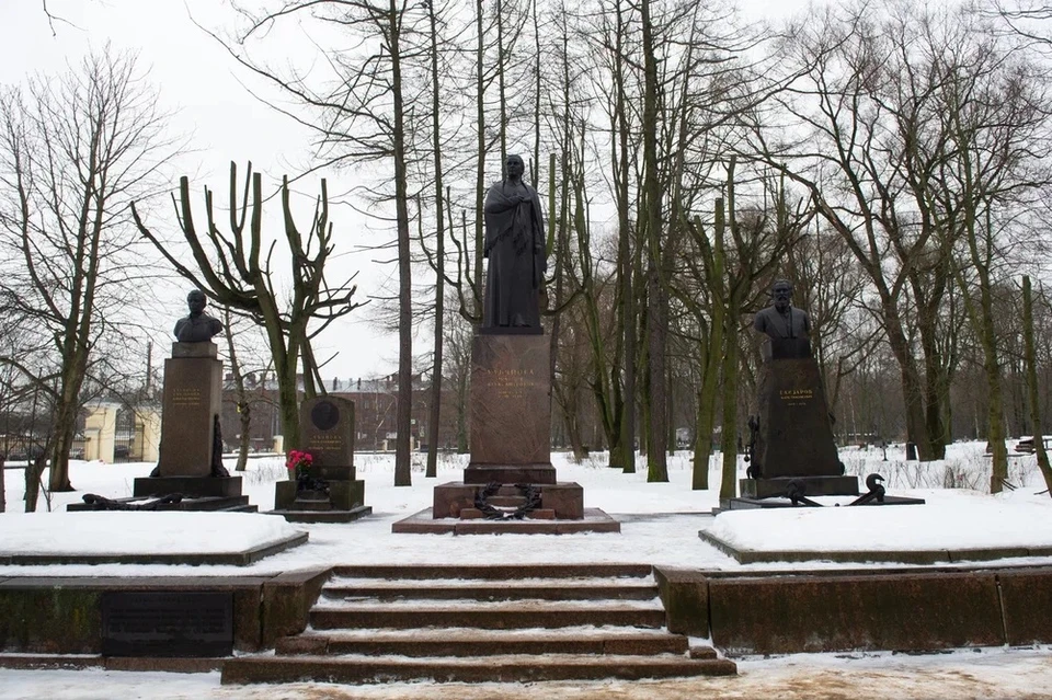 Мемориал Ульяновых на Литераторских мостках Волковского кладбища в Санкт-Петербург.