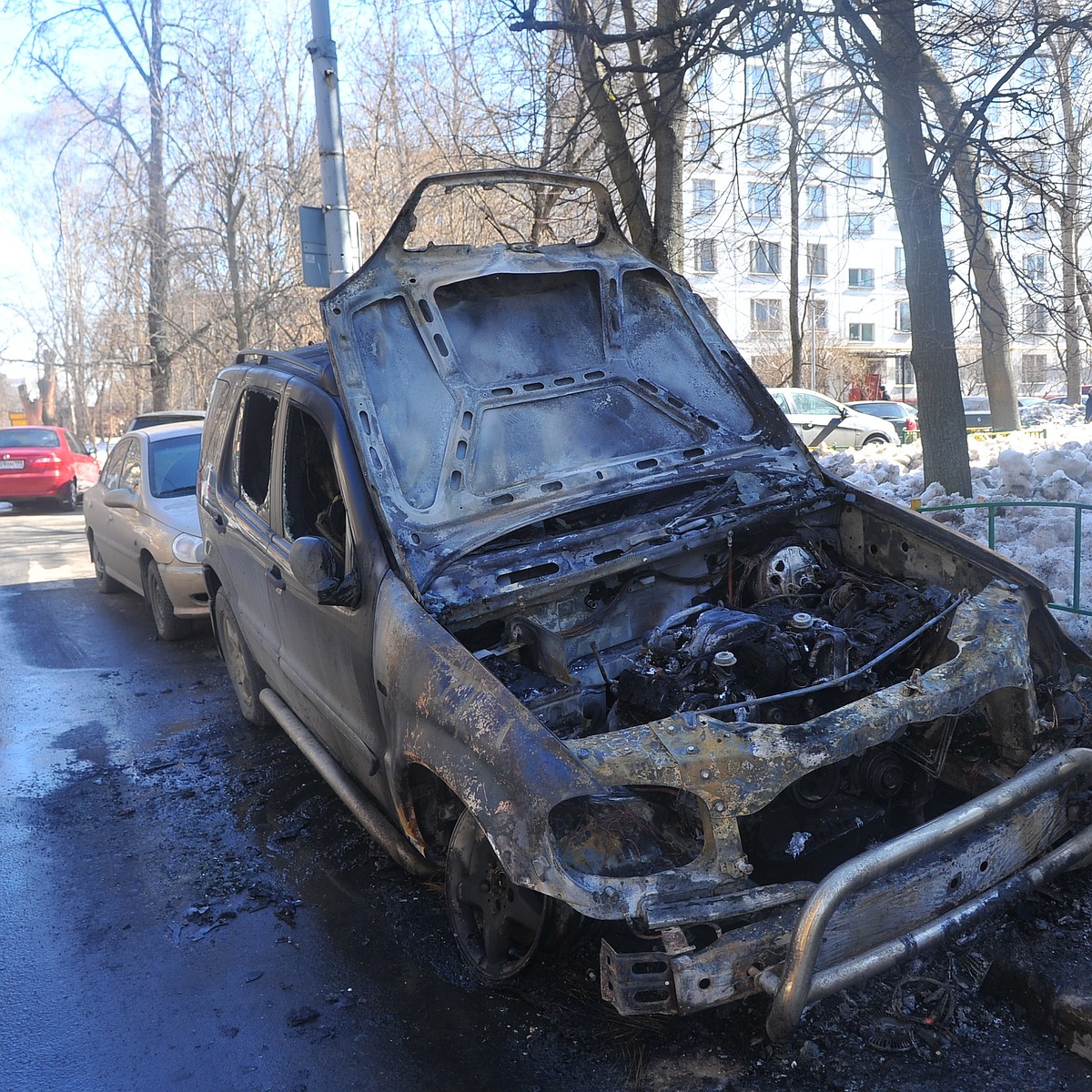 В Приморье во дворе дома сожгли Lexus за три миллиона рублей - KP.RU