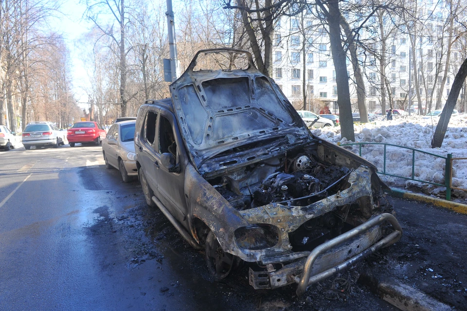 В Приморье во дворе дома сожгли лексус за три миллиона рублей